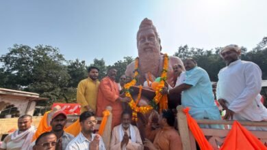 उत्तर प्रदेश में महर्षि वाल्मीकि जयंती श्रद्धा और उत्साह के साथ मनाई गई। मुख्यमंत्री योगी आदित्यनाथ के निर्देश पर प्रदेश के सभी 75 जिलों में महर्षि वाल्मीकि मंदिरों और रामायण से जुड़े प्रमुख स्थलों पर दीपदान, रामायण पाठ, भजन एवं सांस्कृतिक कार्यक्रम आयोजित किए गए। अयोध्या, चित्रकूट, मेरठ और अलीगढ़ में विशेष आयोजन हुए। लखनऊ के गोमती तट स्थित वाल्मीकि वाटिका में महर्षि वाल्मीकि की प्रतिमा स्थापित की गई। सरकार ने रामायण की सांस्कृतिक विरासत और सामाजिक समरसता को बढ़ावा देने पर जोर दिया।