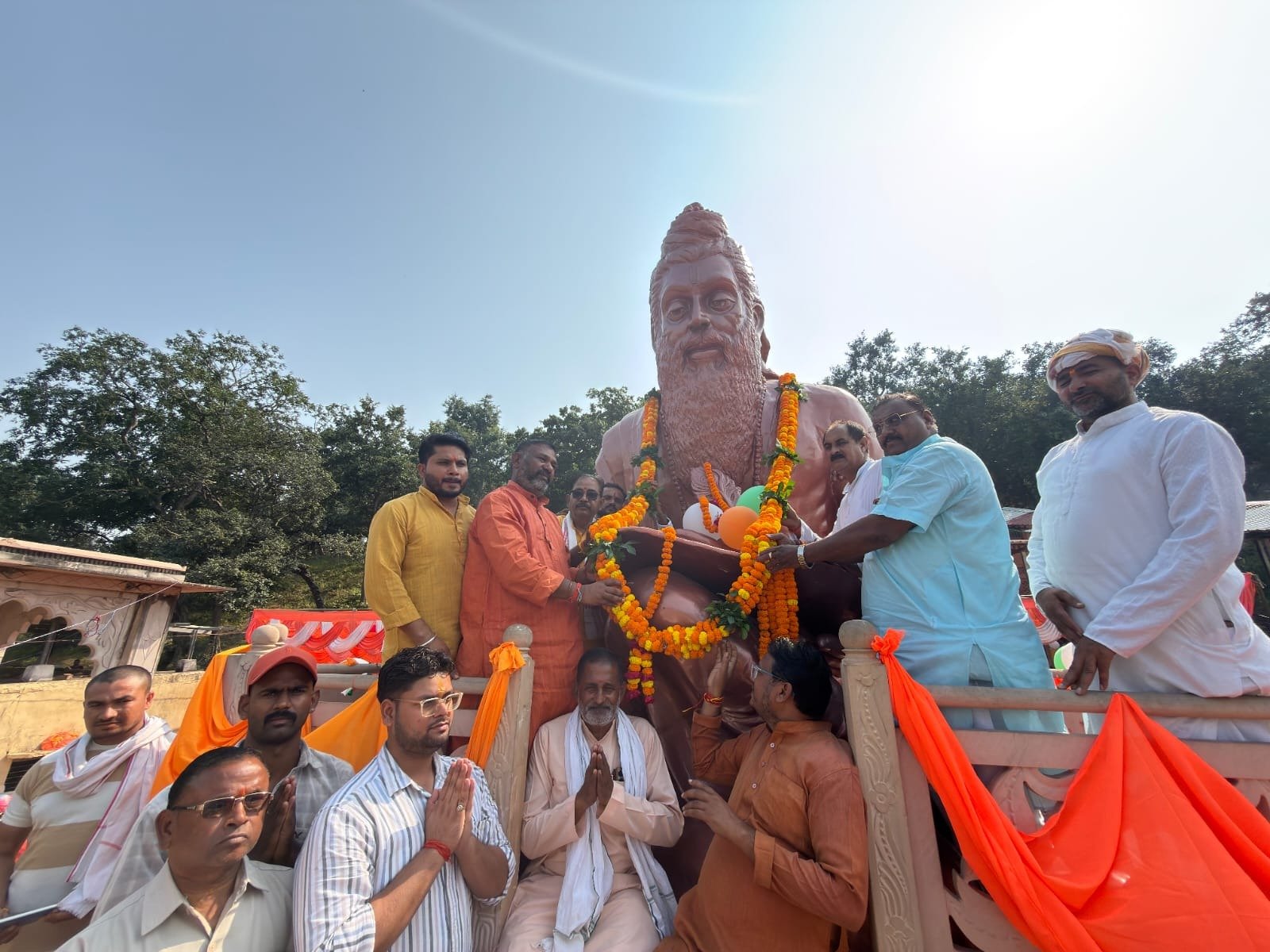 उत्तर प्रदेश में महर्षि वाल्मीकि जयंती श्रद्धा और उत्साह के साथ मनाई गई। मुख्यमंत्री योगी आदित्यनाथ के निर्देश पर प्रदेश के सभी 75 जिलों में महर्षि वाल्मीकि मंदिरों और रामायण से जुड़े प्रमुख स्थलों पर दीपदान, रामायण पाठ, भजन एवं सांस्कृतिक कार्यक्रम आयोजित किए गए। अयोध्या, चित्रकूट, मेरठ और अलीगढ़ में विशेष आयोजन हुए। लखनऊ के गोमती तट स्थित वाल्मीकि वाटिका में महर्षि वाल्मीकि की प्रतिमा स्थापित की गई। सरकार ने रामायण की सांस्कृतिक विरासत और सामाजिक समरसता को बढ़ावा देने पर जोर दिया।