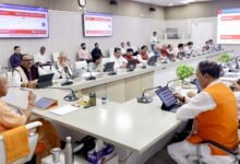 उत्तर प्रदेश में मुख्यमंत्री योगी आदित्यनाथ की अध्यक्षता में 27 अक्टूबर 2026 को हुई कैबिनेट बैठक में 22 प्रस्तावों को मंजूरी दी गई। शिक्षणेतर कर्मचारियों और उनके आश्रितों को कैशलेस चिकित्सा सुविधा, प्रगति रोबोटिक्स पार्क, यूपी साइबर सिक्योरिटी ऑपरेशंस सेंटर और चार लिंक एक्सप्रेसवे परियोजनाओं को स्वीकृति मिली। प्रयागराज में 845 आवास, ऑडिटोरियम और वर्किंग वूमेन हॉस्टल बनाए जाएंगे। वाराणसी और लखनऊ में सीवरेज-पेयजल की सात परियोजनाओं, बुंदेलखंड में भंडारगृहों तथा निवेश प्रोत्साहन से जुड़े प्रस्तावों को भी मंजूरी दी गई।