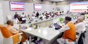 उत्तर प्रदेश में मुख्यमंत्री योगी आदित्यनाथ की अध्यक्षता में 27 अक्टूबर 2026 को हुई कैबिनेट बैठक में 22 प्रस्तावों को मंजूरी दी गई। शिक्षणेतर कर्मचारियों और उनके आश्रितों को कैशलेस चिकित्सा सुविधा, प्रगति रोबोटिक्स पार्क, यूपी साइबर सिक्योरिटी ऑपरेशंस सेंटर और चार लिंक एक्सप्रेसवे परियोजनाओं को स्वीकृति मिली। प्रयागराज में 845 आवास, ऑडिटोरियम और वर्किंग वूमेन हॉस्टल बनाए जाएंगे। वाराणसी और लखनऊ में सीवरेज-पेयजल की सात परियोजनाओं, बुंदेलखंड में भंडारगृहों तथा निवेश प्रोत्साहन से जुड़े प्रस्तावों को भी मंजूरी दी गई।