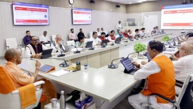 उत्तर प्रदेश में मुख्यमंत्री योगी आदित्यनाथ की अध्यक्षता में 27 अक्टूबर 2026 को हुई कैबिनेट बैठक में 22 प्रस्तावों को मंजूरी दी गई। शिक्षणेतर कर्मचारियों और उनके आश्रितों को कैशलेस चिकित्सा सुविधा, प्रगति रोबोटिक्स पार्क, यूपी साइबर सिक्योरिटी ऑपरेशंस सेंटर और चार लिंक एक्सप्रेसवे परियोजनाओं को स्वीकृति मिली। प्रयागराज में 845 आवास, ऑडिटोरियम और वर्किंग वूमेन हॉस्टल बनाए जाएंगे। वाराणसी और लखनऊ में सीवरेज-पेयजल की सात परियोजनाओं, बुंदेलखंड में भंडारगृहों तथा निवेश प्रोत्साहन से जुड़े प्रस्तावों को भी मंजूरी दी गई।