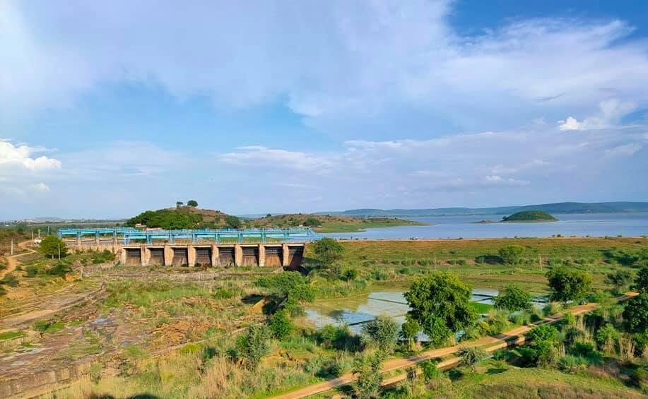 उत्तर प्रदेश की योगी सरकार के प्रयासों से मीरजापुर के जरगो बांध में जलापूर्ति बेहतर हुई है। करीब 30 वर्षों बाद बांध के लबालब होने की उम्मीद जगी है। मेजा-जरगो लिंक नहर के दोनों अंडर स्लूस गेटों की मरम्मत से 150 क्यूसेक पानी की बर्बादी रोकी गई है। वर्तमान में नहर के माध्यम से 229 क्यूसेक पानी बांध तक पहुंच रहा है। इस परियोजना से लगभग 15 हजार किसानों और 6,300 हेक्टेयर कृषि भूमि को सिंचाई में लाभ मिलेगा।