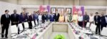 उत्तर प्रदेश में विदेशी निवेश को बढ़ावा देने के लिए मुख्यमंत्री योगी आदित्यनाथ ने लखनऊ में सिंगापुर बिजनेस फेडरेशन के 14 सदस्यीय प्रतिनिधिमंडल से मुलाकात की। बैठक में लॉजिस्टिक्स, सेमीकंडक्टर, डेटा सेंटर, ग्रीन एनर्जी और हॉस्पिटैलिटी क्षेत्र में निवेश पर चर्चा हुई। जेवर एयरपोर्ट के पास सिंगापुर सिटी विकसित करने का प्रस्ताव रखा गया। ₹775 करोड़ के पैकेजिंग हब, कृषि प्रसंस्करण और अपशिष्ट प्रबंधन परियोजनाओं से औद्योगिक विकास तथा रोजगार सृजन को नई गति मिलने की उम्मीद है।