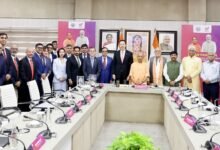 उत्तर प्रदेश में विदेशी निवेश को बढ़ावा देने के लिए मुख्यमंत्री योगी आदित्यनाथ ने लखनऊ में सिंगापुर बिजनेस फेडरेशन के 14 सदस्यीय प्रतिनिधिमंडल से मुलाकात की। बैठक में लॉजिस्टिक्स, सेमीकंडक्टर, डेटा सेंटर, ग्रीन एनर्जी और हॉस्पिटैलिटी क्षेत्र में निवेश पर चर्चा हुई। जेवर एयरपोर्ट के पास सिंगापुर सिटी विकसित करने का प्रस्ताव रखा गया। ₹775 करोड़ के पैकेजिंग हब, कृषि प्रसंस्करण और अपशिष्ट प्रबंधन परियोजनाओं से औद्योगिक विकास तथा रोजगार सृजन को नई गति मिलने की उम्मीद है।