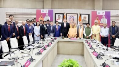 उत्तर प्रदेश में विदेशी निवेश को बढ़ावा देने के लिए मुख्यमंत्री योगी आदित्यनाथ ने लखनऊ में सिंगापुर बिजनेस फेडरेशन के 14 सदस्यीय प्रतिनिधिमंडल से मुलाकात की। बैठक में लॉजिस्टिक्स, सेमीकंडक्टर, डेटा सेंटर, ग्रीन एनर्जी और हॉस्पिटैलिटी क्षेत्र में निवेश पर चर्चा हुई। जेवर एयरपोर्ट के पास सिंगापुर सिटी विकसित करने का प्रस्ताव रखा गया। ₹775 करोड़ के पैकेजिंग हब, कृषि प्रसंस्करण और अपशिष्ट प्रबंधन परियोजनाओं से औद्योगिक विकास तथा रोजगार सृजन को नई गति मिलने की उम्मीद है।