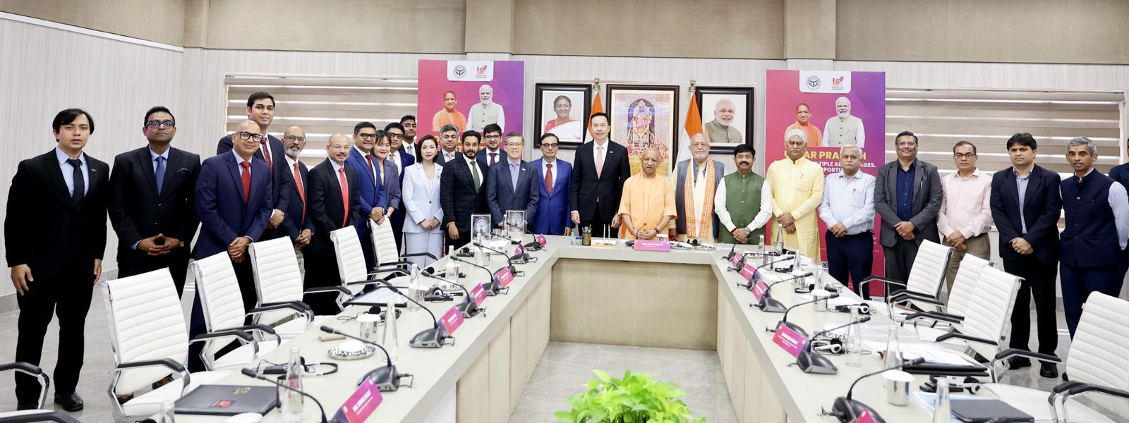 उत्तर प्रदेश में विदेशी निवेश को बढ़ावा देने के लिए मुख्यमंत्री योगी आदित्यनाथ ने लखनऊ में सिंगापुर बिजनेस फेडरेशन के 14 सदस्यीय प्रतिनिधिमंडल से मुलाकात की। बैठक में लॉजिस्टिक्स, सेमीकंडक्टर, डेटा सेंटर, ग्रीन एनर्जी और हॉस्पिटैलिटी क्षेत्र में निवेश पर चर्चा हुई। जेवर एयरपोर्ट के पास सिंगापुर सिटी विकसित करने का प्रस्ताव रखा गया। ₹775 करोड़ के पैकेजिंग हब, कृषि प्रसंस्करण और अपशिष्ट प्रबंधन परियोजनाओं से औद्योगिक विकास तथा रोजगार सृजन को नई गति मिलने की उम्मीद है।