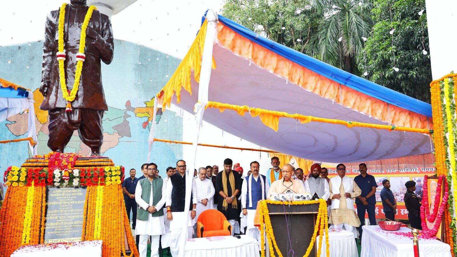 मुख्यमंत्री योगी आदित्यनाथ ने सरदार वल्लभभाई पटेल की 151वीं जयंती पर लखनऊ में राष्ट्रीय एकता दिवस कार्यक्रम में हिस्सा लिया। जीपीओ स्थित सरदार पटेल की प्रतिमा पर पुष्पांजलि अर्पित कर उन्होंने राष्ट्रीय एकता की शपथ दिलाई। सीएम योगी ने जातिवाद, क्षेत्रवाद और भाषावाद को राष्ट्रीय एकता के लिए खतरा बताते हुए ‘राष्ट्र प्रथम’ का संदेश दिया। उन्होंने सरदार पटेल के योगदान, अनुच्छेद 370, कश्मीर और ‘एक भारत-श्रेष्ठ भारत’ के संकल्प का उल्लेख किया।