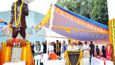 मुख्यमंत्री योगी आदित्यनाथ ने सरदार वल्लभभाई पटेल की 151वीं जयंती पर लखनऊ में राष्ट्रीय एकता दिवस कार्यक्रम में हिस्सा लिया। जीपीओ स्थित सरदार पटेल की प्रतिमा पर पुष्पांजलि अर्पित कर उन्होंने राष्ट्रीय एकता की शपथ दिलाई। सीएम योगी ने जातिवाद, क्षेत्रवाद और भाषावाद को राष्ट्रीय एकता के लिए खतरा बताते हुए ‘राष्ट्र प्रथम’ का संदेश दिया। उन्होंने सरदार पटेल के योगदान, अनुच्छेद 370, कश्मीर और ‘एक भारत-श्रेष्ठ भारत’ के संकल्प का उल्लेख किया।