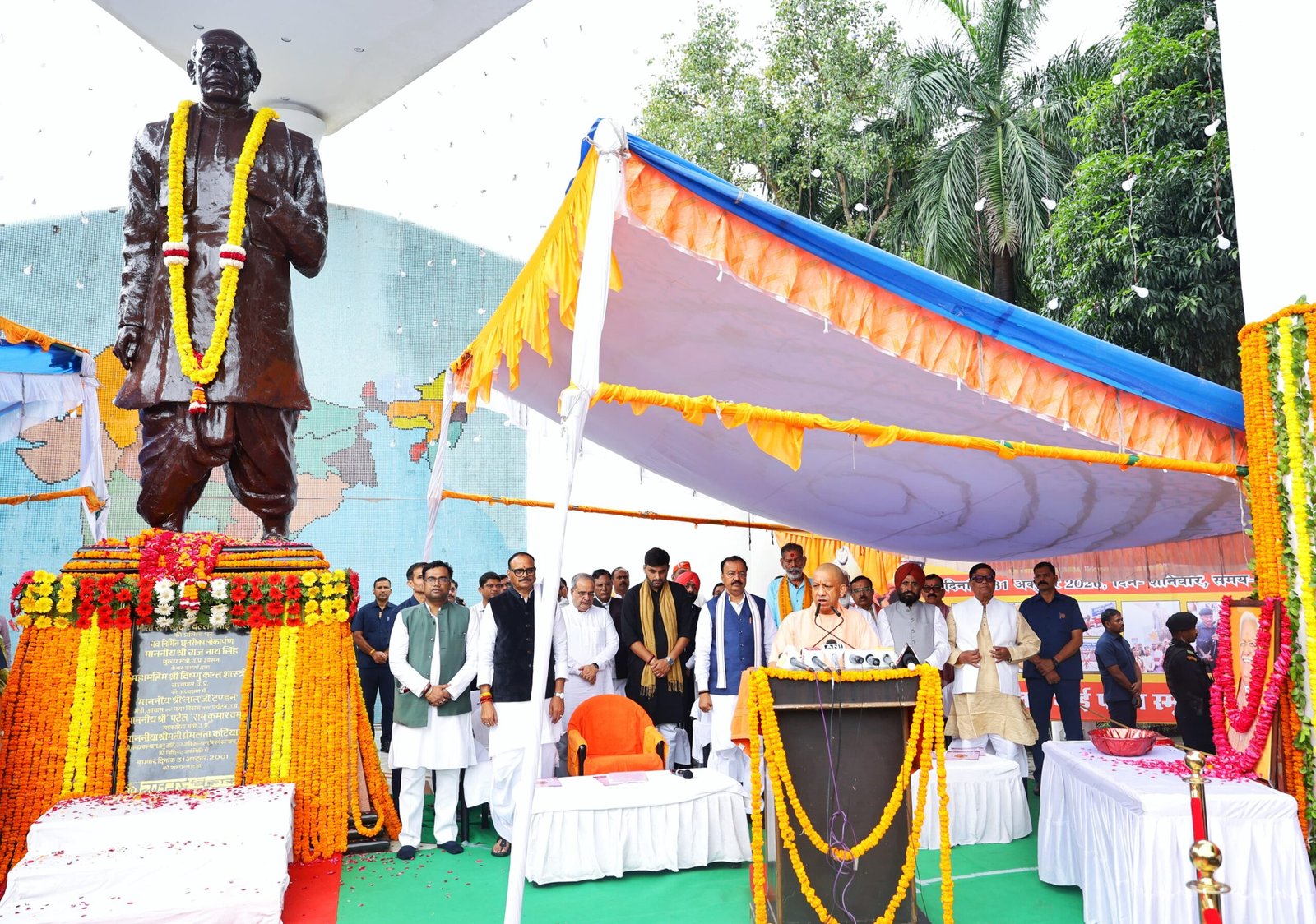मुख्यमंत्री योगी आदित्यनाथ ने सरदार वल्लभभाई पटेल की 151वीं जयंती पर लखनऊ में राष्ट्रीय एकता दिवस कार्यक्रम में हिस्सा लिया। जीपीओ स्थित सरदार पटेल की प्रतिमा पर पुष्पांजलि अर्पित कर उन्होंने राष्ट्रीय एकता की शपथ दिलाई। सीएम योगी ने जातिवाद, क्षेत्रवाद और भाषावाद को राष्ट्रीय एकता के लिए खतरा बताते हुए ‘राष्ट्र प्रथम’ का संदेश दिया। उन्होंने सरदार पटेल के योगदान, अनुच्छेद 370, कश्मीर और ‘एक भारत-श्रेष्ठ भारत’ के संकल्प का उल्लेख किया।