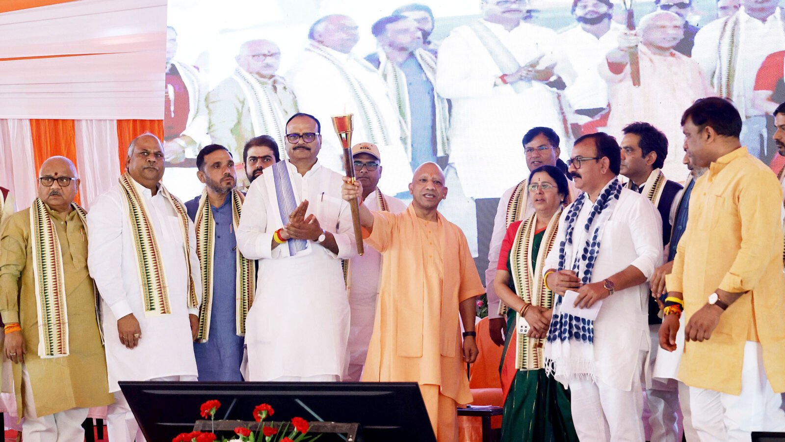 लखनऊ में सेवा ज्योति यात्रा और विकसित भारत संकल्प सभा को संबोधित करते हुए मुख्यमंत्री योगी आदित्यनाथ ने प्रधानमंत्री नरेंद्र मोदी के सार्वजनिक जीवन के 25 वर्षों की उपलब्धियां गिनाईं। उन्होंने भारत की अर्थव्यवस्था, स्टार्टअप, रेलवे, एयर कनेक्टिविटी, सेमीकंडक्टर, डिफेंस मैन्युफैक्चरिंग और स्वास्थ्य क्षेत्र में बदलाव का उल्लेख किया। योगी ने राज्यसभा चुनाव को आगामी यूपी विधानसभा चुनाव से जोड़ते हुए फिर 80-20 की लड़ाई का दावा किया। कार्यक्रम में 2047 तक विकसित भारत का संकल्प दिलाया गया और सेवा ज्योति यात्रा रवाना हुई।
