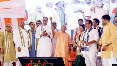 लखनऊ में सेवा ज्योति यात्रा और विकसित भारत संकल्प सभा को संबोधित करते हुए मुख्यमंत्री योगी आदित्यनाथ ने प्रधानमंत्री नरेंद्र मोदी के सार्वजनिक जीवन के 25 वर्षों की उपलब्धियां गिनाईं। उन्होंने भारत की अर्थव्यवस्था, स्टार्टअप, रेलवे, एयर कनेक्टिविटी, सेमीकंडक्टर, डिफेंस मैन्युफैक्चरिंग और स्वास्थ्य क्षेत्र में बदलाव का उल्लेख किया। योगी ने राज्यसभा चुनाव को आगामी यूपी विधानसभा चुनाव से जोड़ते हुए फिर 80-20 की लड़ाई का दावा किया। कार्यक्रम में 2047 तक विकसित भारत का संकल्प दिलाया गया और सेवा ज्योति यात्रा रवाना हुई।