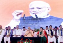 प्रधानमंत्री नरेंद्र मोदी ने सार्वजनिक जीवन और शासन के 25 वर्ष पूरे होने पर नई दिल्ली के इंदिरा गांधी इंडोर स्टेडियम में आयोजित सेवा ज्योति कार्यक्रम में विकसित भारत का नया संकल्प सामने रखा। उन्होंने 2047 तक विकसित भारत, भारत को दुनिया की टॉप-3 अर्थव्यवस्था बनाने और आत्मनिर्भर भारत के लक्ष्य पर ‘वी विल डू इट’ का मंत्र दिया। प्रधानमंत्री ने अपने राजनीतिक सफर, गुजरात से दिल्ली तक की यात्रा, सुशासन और सबका साथ-सबका विकास की सोच पर भी विस्तार से बात की।