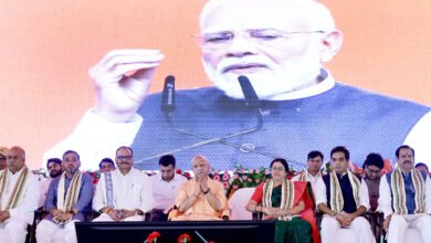 प्रधानमंत्री नरेंद्र मोदी ने सार्वजनिक जीवन और शासन के 25 वर्ष पूरे होने पर नई दिल्ली के इंदिरा गांधी इंडोर स्टेडियम में आयोजित सेवा ज्योति कार्यक्रम में विकसित भारत का नया संकल्प सामने रखा। उन्होंने 2047 तक विकसित भारत, भारत को दुनिया की टॉप-3 अर्थव्यवस्था बनाने और आत्मनिर्भर भारत के लक्ष्य पर ‘वी विल डू इट’ का मंत्र दिया। प्रधानमंत्री ने अपने राजनीतिक सफर, गुजरात से दिल्ली तक की यात्रा, सुशासन और सबका साथ-सबका विकास की सोच पर भी विस्तार से बात की।