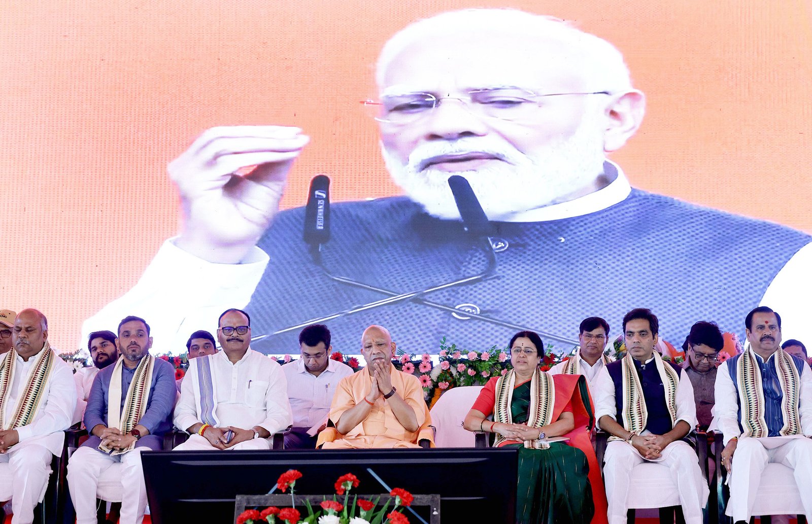 प्रधानमंत्री नरेंद्र मोदी ने सार्वजनिक जीवन और शासन के 25 वर्ष पूरे होने पर नई दिल्ली के इंदिरा गांधी इंडोर स्टेडियम में आयोजित सेवा ज्योति कार्यक्रम में विकसित भारत का नया संकल्प सामने रखा। उन्होंने 2047 तक विकसित भारत, भारत को दुनिया की टॉप-3 अर्थव्यवस्था बनाने और आत्मनिर्भर भारत के लक्ष्य पर ‘वी विल डू इट’ का मंत्र दिया। प्रधानमंत्री ने अपने राजनीतिक सफर, गुजरात से दिल्ली तक की यात्रा, सुशासन और सबका साथ-सबका विकास की सोच पर भी विस्तार से बात की।