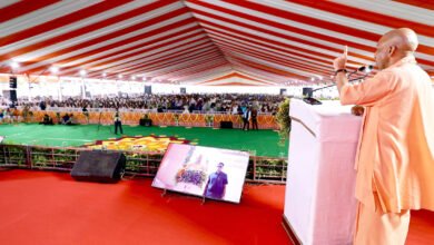 वाराणसी में वडनगर से काशी पहुंची सेवा संकल्प यात्रा का भव्य समापन हुआ। मुख्यमंत्री योगी आदित्यनाथ ने कहा कि प्रधानमंत्री नरेंद्र मोदी के नेतृत्व में उत्तर प्रदेश की तस्वीर बदली है और माफिया मिट्टी में मिल गए हैं। उन्होंने पीएम मोदी के सार्वजनिक जीवन के 25 वर्ष पूरे होने पर बधाई दी। 500 बाइक से निकली यात्रा 10 राज्यों के 193 जिलों तक पहुंची और 35,263 किलोमीटर का सफर तय किया। कार्यक्रम में भाजपा अध्यक्ष नितिन नबीन और असम के मुख्यमंत्री हिमंत बिस्वा सरमा समेत कई नेता मौजूद रहे।