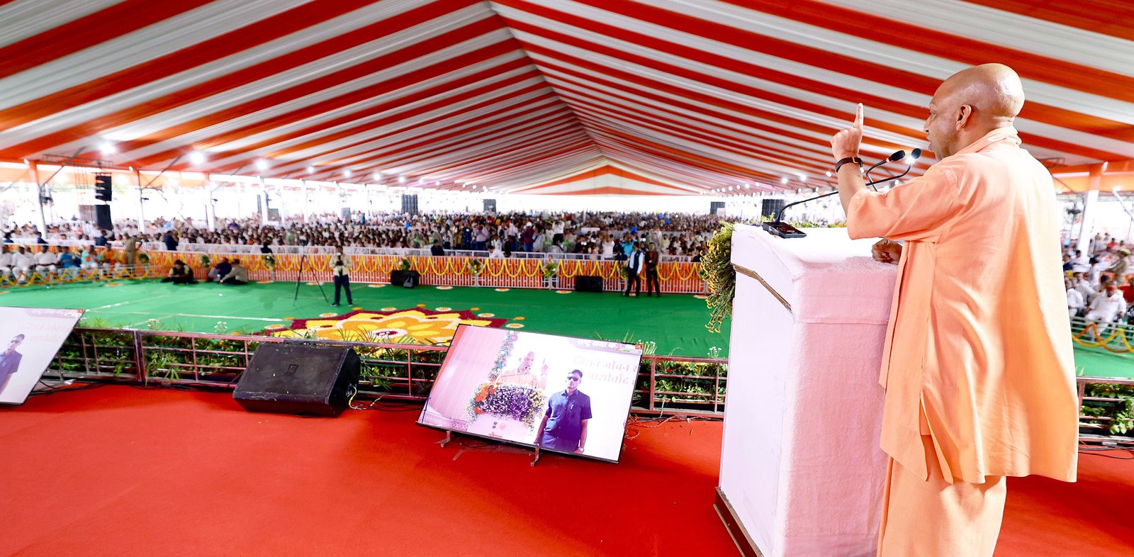 वाराणसी में वडनगर से काशी पहुंची सेवा संकल्प यात्रा का भव्य समापन हुआ। मुख्यमंत्री योगी आदित्यनाथ ने कहा कि प्रधानमंत्री नरेंद्र मोदी के नेतृत्व में उत्तर प्रदेश की तस्वीर बदली है और माफिया मिट्टी में मिल गए हैं। उन्होंने पीएम मोदी के सार्वजनिक जीवन के 25 वर्ष पूरे होने पर बधाई दी। 500 बाइक से निकली यात्रा 10 राज्यों के 193 जिलों तक पहुंची और 35,263 किलोमीटर का सफर तय किया। कार्यक्रम में भाजपा अध्यक्ष नितिन नबीन और असम के मुख्यमंत्री हिमंत बिस्वा सरमा समेत कई नेता मौजूद रहे।
