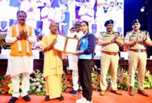 उत्तर प्रदेश के मुख्यमंत्री योगी आदित्यनाथ ने लखनऊ में कुशल खिलाड़ी कोटे के तहत चयनित 470 खिलाड़ियों को नियुक्ति-पत्र वितरित किए। इनमें नागरिक पुलिस के 43 उपनिरीक्षक, 295 आरक्षी और पीएसी के 132 आरक्षी शामिल हैं। मुख्यमंत्री ने कहा कि अब सरकारी भर्तियों में सिफारिश नहीं, बल्कि प्रतिभा और परिश्रम को महत्व मिलता है। उन्होंने खिलाड़ियों से नियमित अभ्यास, अनुशासन और बेहतर प्रदर्शन जारी रखने का आह्वान किया। सरकार ने खेल प्रतिभाओं को रोजगार, प्रोत्साहन और सुरक्षित भविष्य से जोड़ने की प्रतिबद्धता दोहराई।