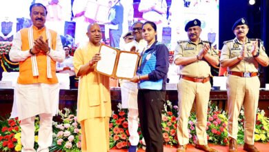 उत्तर प्रदेश के मुख्यमंत्री योगी आदित्यनाथ ने लखनऊ में कुशल खिलाड़ी कोटे के तहत चयनित 470 खिलाड़ियों को नियुक्ति-पत्र वितरित किए। इनमें नागरिक पुलिस के 43 उपनिरीक्षक, 295 आरक्षी और पीएसी के 132 आरक्षी शामिल हैं। मुख्यमंत्री ने कहा कि अब सरकारी भर्तियों में सिफारिश नहीं, बल्कि प्रतिभा और परिश्रम को महत्व मिलता है। उन्होंने खिलाड़ियों से नियमित अभ्यास, अनुशासन और बेहतर प्रदर्शन जारी रखने का आह्वान किया। सरकार ने खेल प्रतिभाओं को रोजगार, प्रोत्साहन और सुरक्षित भविष्य से जोड़ने की प्रतिबद्धता दोहराई।