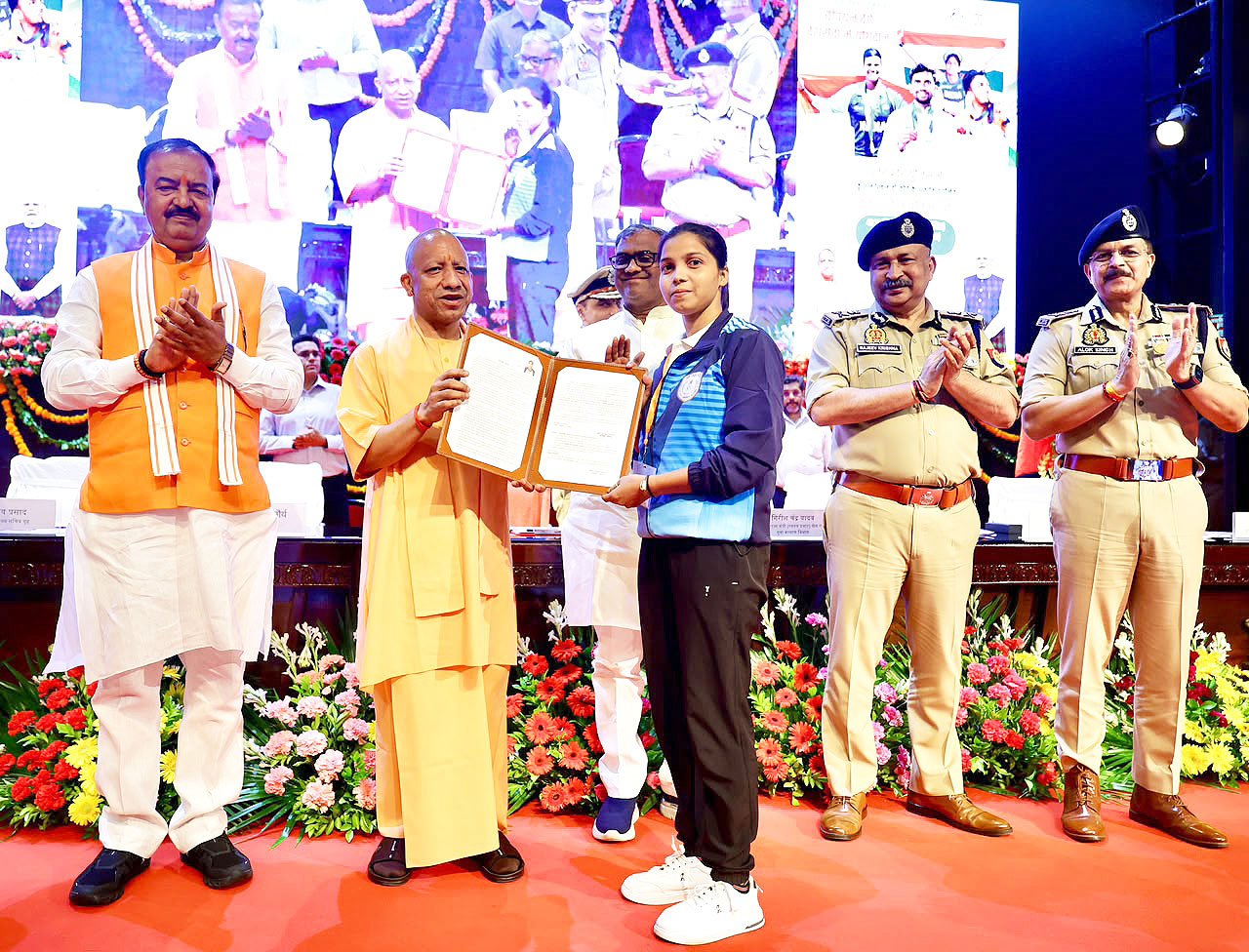 उत्तर प्रदेश के मुख्यमंत्री योगी आदित्यनाथ ने लखनऊ में कुशल खिलाड़ी कोटे के तहत चयनित 470 खिलाड़ियों को नियुक्ति-पत्र वितरित किए। इनमें नागरिक पुलिस के 43 उपनिरीक्षक, 295 आरक्षी और पीएसी के 132 आरक्षी शामिल हैं। मुख्यमंत्री ने कहा कि अब सरकारी भर्तियों में सिफारिश नहीं, बल्कि प्रतिभा और परिश्रम को महत्व मिलता है। उन्होंने खिलाड़ियों से नियमित अभ्यास, अनुशासन और बेहतर प्रदर्शन जारी रखने का आह्वान किया। सरकार ने खेल प्रतिभाओं को रोजगार, प्रोत्साहन और सुरक्षित भविष्य से जोड़ने की प्रतिबद्धता दोहराई।