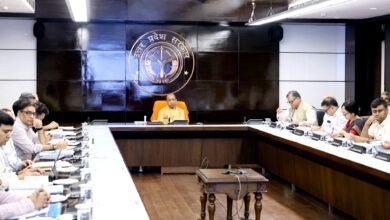 लखनऊ में मुख्यमंत्री योगी आदित्यनाथ ने ‘सीएम-समीक्षा’ की 8वीं उच्चस्तरीय बैठक में उत्तर प्रदेश की विकास परियोजनाओं, एक्सप्रेसवे, औद्योगिक निवेश, ऊर्जा, कौशल विकास और जनकल्याणकारी योजनाओं की समीक्षा की। चित्रकूट, फर्रुखाबाद, झांसी और जेवर लिंक एक्सप्रेसवे की प्रगति पर चर्चा हुई। जीरो पावर्टी अभियान के तहत पात्र परिवारों को आवास, आयुष्मान कार्ड, रोजगार और कौशल प्रशिक्षण से जोड़ने पर जोर दिया गया। मुख्यमंत्री ने बिजली आपूर्ति, अग्नि सुरक्षा, मंडियों और डिजिटल लाइब्रेरी परियोजनाओं में तेजी के निर्देश दिए।