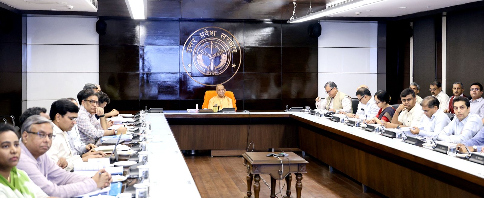 लखनऊ में मुख्यमंत्री योगी आदित्यनाथ ने ‘सीएम-समीक्षा’ की 8वीं उच्चस्तरीय बैठक में उत्तर प्रदेश की विकास परियोजनाओं, एक्सप्रेसवे, औद्योगिक निवेश, ऊर्जा, कौशल विकास और जनकल्याणकारी योजनाओं की समीक्षा की। चित्रकूट, फर्रुखाबाद, झांसी और जेवर लिंक एक्सप्रेसवे की प्रगति पर चर्चा हुई। जीरो पावर्टी अभियान के तहत पात्र परिवारों को आवास, आयुष्मान कार्ड, रोजगार और कौशल प्रशिक्षण से जोड़ने पर जोर दिया गया। मुख्यमंत्री ने बिजली आपूर्ति, अग्नि सुरक्षा, मंडियों और डिजिटल लाइब्रेरी परियोजनाओं में तेजी के निर्देश दिए।