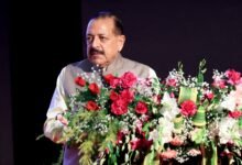 केंद्रीय मंत्री डॉ. जितेंद्र सिंह ने मिशन कर्मयोगी और प्रशासनिक सुधारों के क्षेत्र में उत्तर प्रदेश के प्रदर्शन की सराहना की। लखनऊ में आयोजित उत्तर क्षेत्रीय कार्यशाला में उन्होंने कहा कि मुख्यमंत्री योगी आदित्यनाथ के नेतृत्व में यूपी सुशासन और क्षमता विकास का राष्ट्रीय रोल मॉडल बन रहा है। प्रदेश में 19 लाख से अधिक सरकारी कार्मिक आई-गॉट कर्मयोगी पोर्टल पर पंजीकृत हैं। मुख्य सचिव एसपी गोयल के अनुसार, 3.75 करोड़ प्रशिक्षण पाठ्यक्रम पूरे और 47 करोड़ से अधिक लर्निंग आवर्स दर्ज हुए हैं।