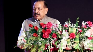 केंद्रीय मंत्री डॉ. जितेंद्र सिंह ने मिशन कर्मयोगी और प्रशासनिक सुधारों के क्षेत्र में उत्तर प्रदेश के प्रदर्शन की सराहना की। लखनऊ में आयोजित उत्तर क्षेत्रीय कार्यशाला में उन्होंने कहा कि मुख्यमंत्री योगी आदित्यनाथ के नेतृत्व में यूपी सुशासन और क्षमता विकास का राष्ट्रीय रोल मॉडल बन रहा है। प्रदेश में 19 लाख से अधिक सरकारी कार्मिक आई-गॉट कर्मयोगी पोर्टल पर पंजीकृत हैं। मुख्य सचिव एसपी गोयल के अनुसार, 3.75 करोड़ प्रशिक्षण पाठ्यक्रम पूरे और 47 करोड़ से अधिक लर्निंग आवर्स दर्ज हुए हैं।