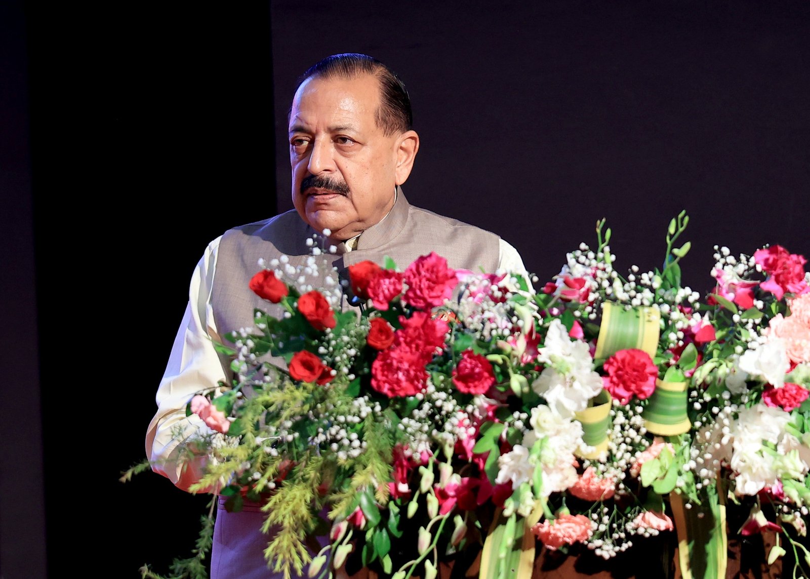 केंद्रीय मंत्री डॉ. जितेंद्र सिंह ने मिशन कर्मयोगी और प्रशासनिक सुधारों के क्षेत्र में उत्तर प्रदेश के प्रदर्शन की सराहना की। लखनऊ में आयोजित उत्तर क्षेत्रीय कार्यशाला में उन्होंने कहा कि मुख्यमंत्री योगी आदित्यनाथ के नेतृत्व में यूपी सुशासन और क्षमता विकास का राष्ट्रीय रोल मॉडल बन रहा है। प्रदेश में 19 लाख से अधिक सरकारी कार्मिक आई-गॉट कर्मयोगी पोर्टल पर पंजीकृत हैं। मुख्य सचिव एसपी गोयल के अनुसार, 3.75 करोड़ प्रशिक्षण पाठ्यक्रम पूरे और 47 करोड़ से अधिक लर्निंग आवर्स दर्ज हुए हैं।