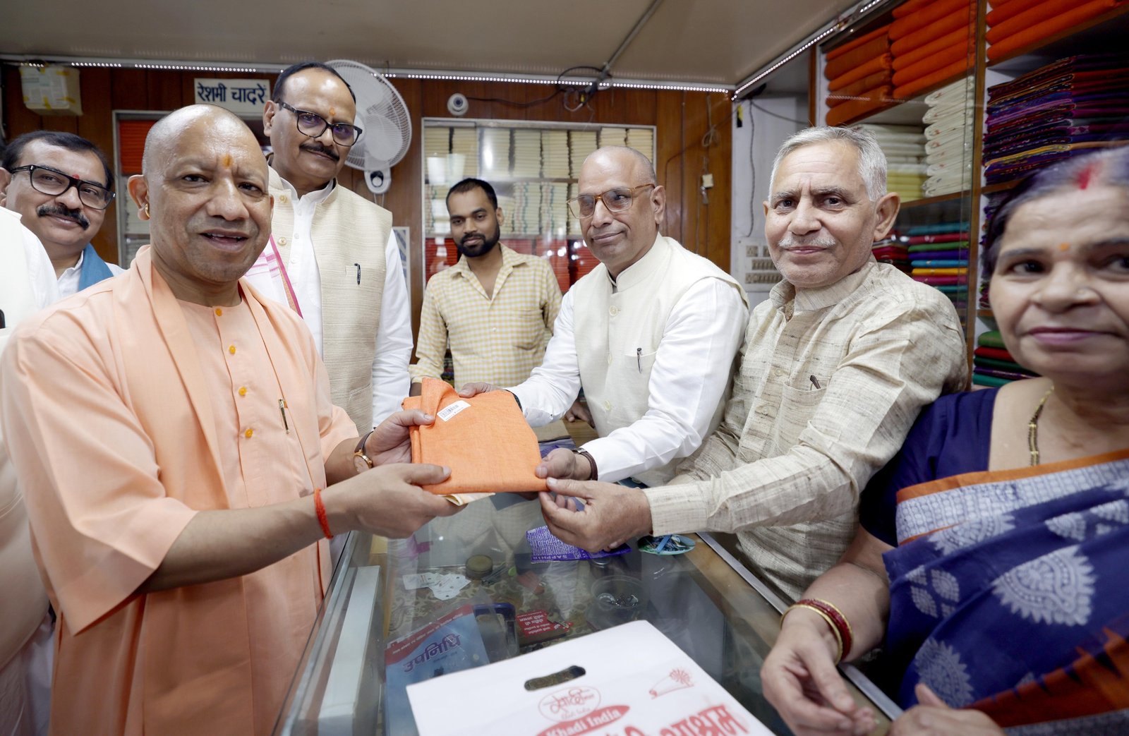 लखनऊ में गांधी जयंती के अवसर पर मुख्यमंत्री योगी आदित्यनाथ ने प्रदेशवासियों को बड़ा उपहार देते हुए खादी वस्त्रों पर 30 जनवरी 2027 तक 25 प्रतिशत छूट देने की घोषणा की। उन्होंने गांधी आश्रम पहुंचकर भगवा गमछा खरीदा और खादी उत्पादों को प्रोत्साहित किया। सीएम योगी ने महात्मा गांधी के स्वदेशी और स्वावलंबन के मंत्र को आत्मनिर्भर भारत की आधारशिला बताते हुए कारीगरों, बुनकरों और हस्तशिल्पियों के हुनर को सम्मान देने की अपील की।