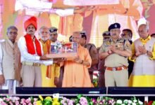 उत्तर प्रदेश के मुख्यमंत्री योगी आदित्यनाथ ने बरेली में ग्राम प्रहरी सम्मान समारोह के दौरान प्रदेश के करीब 68 हजार ग्राम प्रहरियों का मानदेय 2500 रुपये से बढ़ाकर 3500 रुपये प्रतिमाह करने की घोषणा की। ग्राम प्रहरियों और उनके परिवारों को सालाना पांच लाख रुपये तक कैशलेस इलाज की सुविधा देने की पहल भी की गई। मुख्यमंत्री ने रिक्त पदों पर नियुक्ति, साप्ताहिक बैठक और ग्रामीण सुरक्षा मजबूत करने के निर्देश दिए। समारोह में 11 उत्कृष्ट ग्राम प्रहरी सम्मानित किए गए।