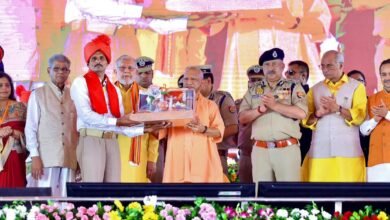 उत्तर प्रदेश के मुख्यमंत्री योगी आदित्यनाथ ने बरेली में ग्राम प्रहरी सम्मान समारोह के दौरान प्रदेश के करीब 68 हजार ग्राम प्रहरियों का मानदेय 2500 रुपये से बढ़ाकर 3500 रुपये प्रतिमाह करने की घोषणा की। ग्राम प्रहरियों और उनके परिवारों को सालाना पांच लाख रुपये तक कैशलेस इलाज की सुविधा देने की पहल भी की गई। मुख्यमंत्री ने रिक्त पदों पर नियुक्ति, साप्ताहिक बैठक और ग्रामीण सुरक्षा मजबूत करने के निर्देश दिए। समारोह में 11 उत्कृष्ट ग्राम प्रहरी सम्मानित किए गए।