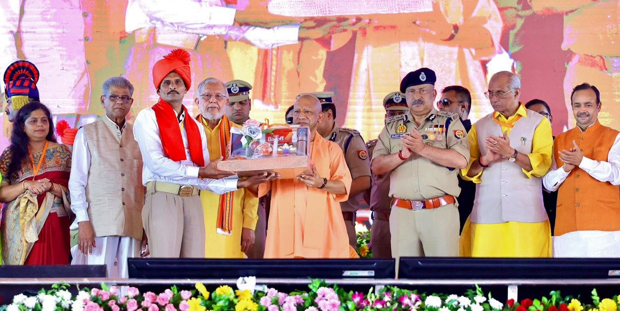 उत्तर प्रदेश के मुख्यमंत्री योगी आदित्यनाथ ने बरेली में ग्राम प्रहरी सम्मान समारोह के दौरान प्रदेश के करीब 68 हजार ग्राम प्रहरियों का मानदेय 2500 रुपये से बढ़ाकर 3500 रुपये प्रतिमाह करने की घोषणा की। ग्राम प्रहरियों और उनके परिवारों को सालाना पांच लाख रुपये तक कैशलेस इलाज की सुविधा देने की पहल भी की गई। मुख्यमंत्री ने रिक्त पदों पर नियुक्ति, साप्ताहिक बैठक और ग्रामीण सुरक्षा मजबूत करने के निर्देश दिए। समारोह में 11 उत्कृष्ट ग्राम प्रहरी सम्मानित किए गए।