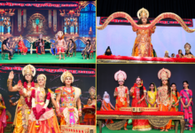 अयोध्या की डिजिटल रामलीला ने 2026 में 74 करोड़ से अधिक दर्शकों तक पहुंचने का नया कीर्तिमान बनाने का दावा किया है। 10 से 20 अक्टूबर तक दिल्ली में आयोजित रामलीला में रवि किशन ने प्रभु श्रीराम और केजिया लिज मेजो ने माता सीता की भूमिका निभाई। 211 फिल्मी कलाकारों, थ्री-डी तकनीक और भव्य मंच सज्जा से सजी रामकथा 57 से अधिक देशों तक पहुंची। जानिए डिजिटल रामलीला का इतिहास, दर्शकों के आंकड़े और प्रमुख कलाकारों की भूमिकाएं।