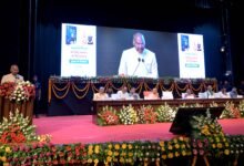 लखनऊ में पूर्व राष्ट्रपति रामनाथ कोविन्द ने मुख्यमंत्री योगी आदित्यनाथ के नेतृत्व में उत्तर प्रदेश में हुए विकास कार्यों और सुशासन की सराहना की। अपनी आत्मकथा ‘भारतीय गणतंत्र की विजयगाथा: मेरा जीवन, मेरा संघर्ष’ के हिंदी संस्करण के विमोचन समारोह में उन्होंने कानून-व्यवस्था, एयरपोर्ट, एक्सप्रेसवे, मेट्रो और गरीबों को पक्के मकान उपलब्ध कराने के प्रयासों का उल्लेख किया। उन्होंने उत्तर प्रदेश को एक ट्रिलियन डॉलर की अर्थव्यवस्था बनाने के लक्ष्य और प्रयागराज महाकुंभ 2025 की उपलब्धियों की भी प्रशंसा की।