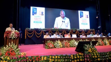 लखनऊ में पूर्व राष्ट्रपति रामनाथ कोविन्द ने मुख्यमंत्री योगी आदित्यनाथ के नेतृत्व में उत्तर प्रदेश में हुए विकास कार्यों और सुशासन की सराहना की। अपनी आत्मकथा ‘भारतीय गणतंत्र की विजयगाथा: मेरा जीवन, मेरा संघर्ष’ के हिंदी संस्करण के विमोचन समारोह में उन्होंने कानून-व्यवस्था, एयरपोर्ट, एक्सप्रेसवे, मेट्रो और गरीबों को पक्के मकान उपलब्ध कराने के प्रयासों का उल्लेख किया। उन्होंने उत्तर प्रदेश को एक ट्रिलियन डॉलर की अर्थव्यवस्था बनाने के लक्ष्य और प्रयागराज महाकुंभ 2025 की उपलब्धियों की भी प्रशंसा की।