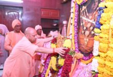 वाराणसी में भारत सेवाश्रम संघ की काशी शाखा के शताब्दी समारोह में मुख्यमंत्री योगी आदित्यनाथ ने धर्म, राष्ट्र सेवा और सनातन मूल्यों के संरक्षण पर जोर दिया। उन्होंने कहा कि संन्यासी का ध्येय धन के लिए धर्म का त्याग नहीं करना होना चाहिए। मुख्यमंत्री ने स्वामी प्रणवानंद महाराज के योगदान, संघ की राष्ट्र जागरण यात्रा और लोककल्याणकारी कार्यों की सराहना की। समारोह में 100 जरूरतमंद परिवारों को आत्मनिर्भर बनाने के लिए सिलाई मशीनें वितरित की गईं।