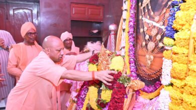 वाराणसी में भारत सेवाश्रम संघ की काशी शाखा के शताब्दी समारोह में मुख्यमंत्री योगी आदित्यनाथ ने धर्म, राष्ट्र सेवा और सनातन मूल्यों के संरक्षण पर जोर दिया। उन्होंने कहा कि संन्यासी का ध्येय धन के लिए धर्म का त्याग नहीं करना होना चाहिए। मुख्यमंत्री ने स्वामी प्रणवानंद महाराज के योगदान, संघ की राष्ट्र जागरण यात्रा और लोककल्याणकारी कार्यों की सराहना की। समारोह में 100 जरूरतमंद परिवारों को आत्मनिर्भर बनाने के लिए सिलाई मशीनें वितरित की गईं।