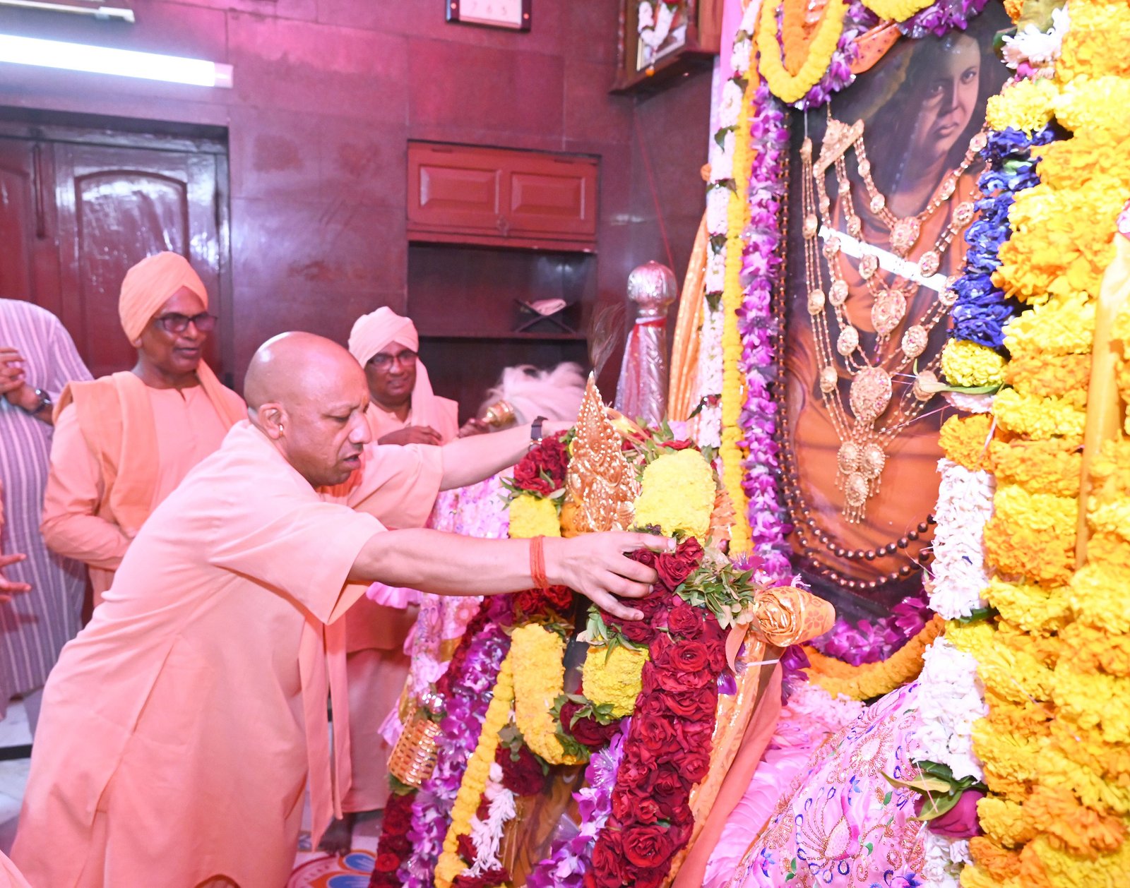 वाराणसी में भारत सेवाश्रम संघ की काशी शाखा के शताब्दी समारोह में मुख्यमंत्री योगी आदित्यनाथ ने धर्म, राष्ट्र सेवा और सनातन मूल्यों के संरक्षण पर जोर दिया। उन्होंने कहा कि संन्यासी का ध्येय धन के लिए धर्म का त्याग नहीं करना होना चाहिए। मुख्यमंत्री ने स्वामी प्रणवानंद महाराज के योगदान, संघ की राष्ट्र जागरण यात्रा और लोककल्याणकारी कार्यों की सराहना की। समारोह में 100 जरूरतमंद परिवारों को आत्मनिर्भर बनाने के लिए सिलाई मशीनें वितरित की गईं।