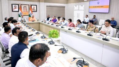 लखनऊ के फैजुल्लागंज में बाढ़ और जलभराव की समस्या से स्थायी निजात दिलाने के लिए योगी सरकार ने बड़ी योजना तैयार की है। मुख्यमंत्री योगी आदित्यनाथ और रक्षामंत्री राजनाथ सिंह की बैठक में आईआईएम रोड से पक्कापुल तक 5.5 किलोमीटर लंबे तटबंध और 12 नए पंपिंग स्टेशन बनाने का निर्णय लिया गया। न्याय विहार से एल्डिको ड्रेन तक जल निकासी नेटवर्क विकसित होगा। साथ ही शिक्षा, स्वास्थ्य, बिजली और सड़क सुविधाओं को मजबूत किया जाएगा। बाढ़ प्रभावित परिवारों को राहत जारी रहेगी।