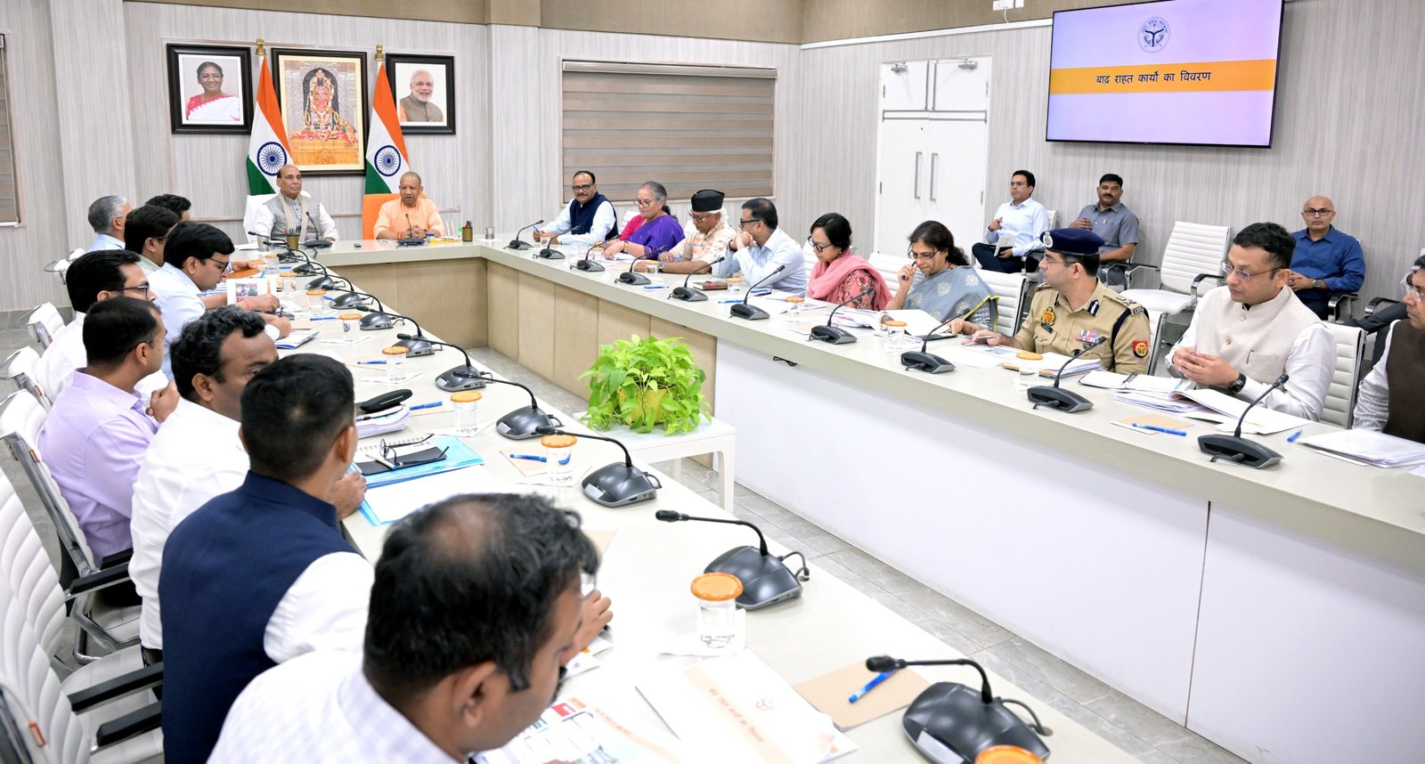 लखनऊ के फैजुल्लागंज में बाढ़ और जलभराव की समस्या से स्थायी निजात दिलाने के लिए योगी सरकार ने बड़ी योजना तैयार की है। मुख्यमंत्री योगी आदित्यनाथ और रक्षामंत्री राजनाथ सिंह की बैठक में आईआईएम रोड से पक्कापुल तक 5.5 किलोमीटर लंबे तटबंध और 12 नए पंपिंग स्टेशन बनाने का निर्णय लिया गया। न्याय विहार से एल्डिको ड्रेन तक जल निकासी नेटवर्क विकसित होगा। साथ ही शिक्षा, स्वास्थ्य, बिजली और सड़क सुविधाओं को मजबूत किया जाएगा। बाढ़ प्रभावित परिवारों को राहत जारी रहेगी।
