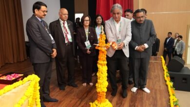 लखनऊ में उत्तर प्रदेश स्टेट इंस्टीट्यूट ऑफ फॉरेंसिक साइंस में आयोजित अंतरराष्ट्रीय संवाद-26 के टेकसंगम सत्र में विशेषज्ञों ने फॉरेंसिक जांच में आर्टिफिशियल इंटेलिजेंस (AI) की भूमिका पर चर्चा की। AI सीसीटीवी फुटेज, फिंगरप्रिंट, डीएनए और डिजिटल साक्ष्यों के विश्लेषण को तेज कर सकता है। हालांकि, अदालत में साक्ष्यों की स्वीकार्यता के लिए उनकी प्रामाणिकता, अखंडता और विश्वसनीयता जरूरी है। विशेषज्ञों ने मानवीय निगरानी, प्रशिक्षित कर्मियों और कानूनी मानकों के पालन पर जोर दिया।