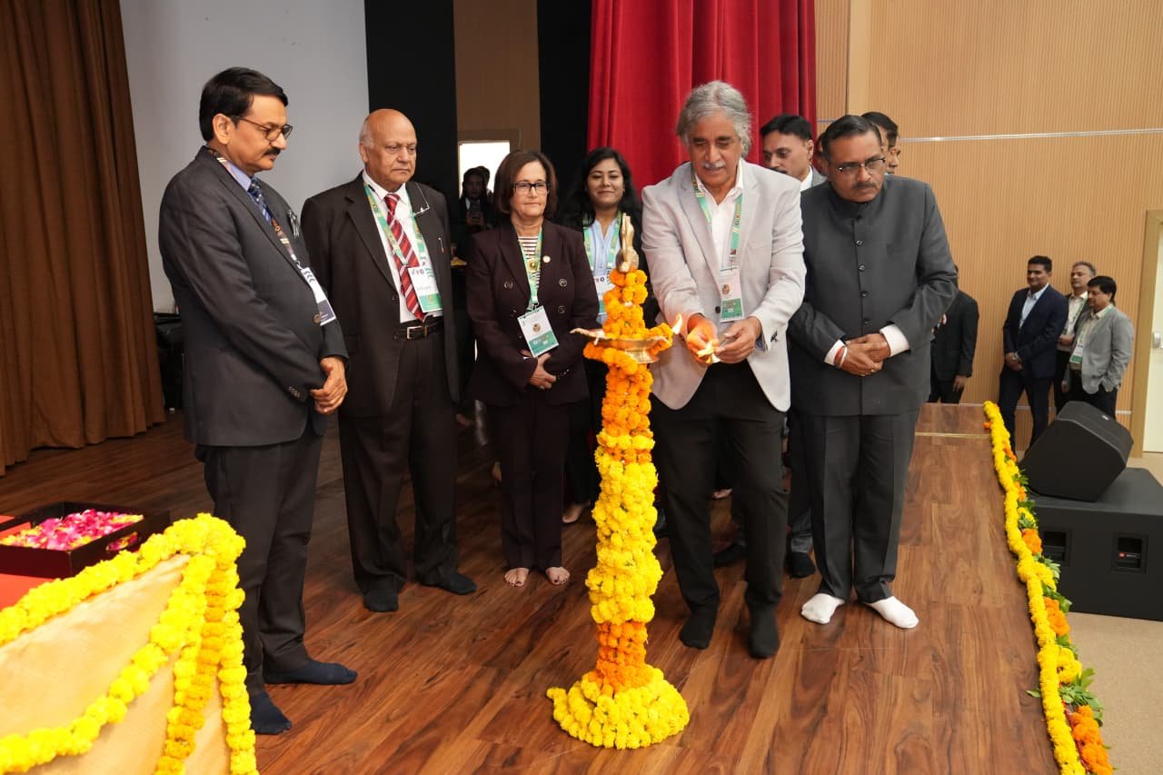 लखनऊ में उत्तर प्रदेश स्टेट इंस्टीट्यूट ऑफ फॉरेंसिक साइंस में आयोजित अंतरराष्ट्रीय संवाद-26 के टेकसंगम सत्र में विशेषज्ञों ने फॉरेंसिक जांच में आर्टिफिशियल इंटेलिजेंस (AI) की भूमिका पर चर्चा की। AI सीसीटीवी फुटेज, फिंगरप्रिंट, डीएनए और डिजिटल साक्ष्यों के विश्लेषण को तेज कर सकता है। हालांकि, अदालत में साक्ष्यों की स्वीकार्यता के लिए उनकी प्रामाणिकता, अखंडता और विश्वसनीयता जरूरी है। विशेषज्ञों ने मानवीय निगरानी, प्रशिक्षित कर्मियों और कानूनी मानकों के पालन पर जोर दिया।