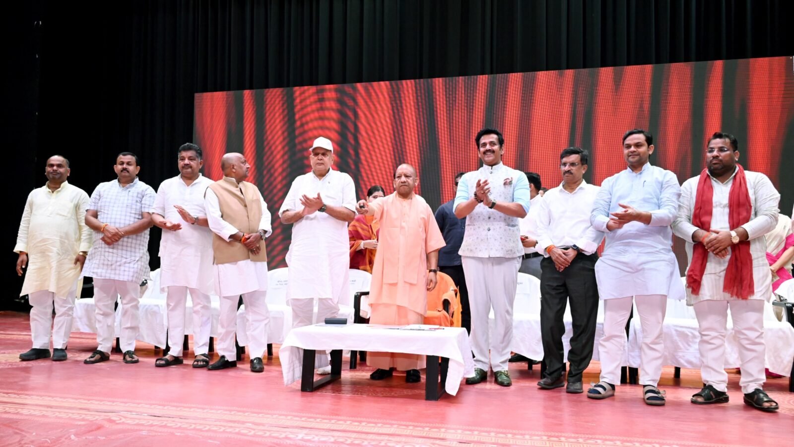 गोरखपुर में मुख्यमंत्री योगी आदित्यनाथ ने बाढ़, अतिवृष्टि, ओलावृष्टि और चक्रवात से प्रभावित 9,18,091 किसानों के बैंक खातों में डीबीटी के माध्यम से 493 करोड़ रुपये की कृषि निवेश अनुदान राशि भेजी। सरकार ने मकान, पशुधन और फसल क्षति के लिए राहत देने के साथ आपदा प्रभावित परिवारों की मदद का भरोसा दिलाया। मुख्यमंत्री ने 15 अक्टूबर से प्रभावित जिलों में धान और मोटे अनाज की खरीद शुरू करने की घोषणा की। किसानों को सीधे भुगतान सुनिश्चित किया जाएगा।