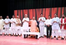 गोरखपुर में मुख्यमंत्री योगी आदित्यनाथ ने बाढ़, अतिवृष्टि, ओलावृष्टि और चक्रवात से प्रभावित 9,18,091 किसानों के बैंक खातों में डीबीटी के माध्यम से 493 करोड़ रुपये की कृषि निवेश अनुदान राशि भेजी। सरकार ने मकान, पशुधन और फसल क्षति के लिए राहत देने के साथ आपदा प्रभावित परिवारों की मदद का भरोसा दिलाया। मुख्यमंत्री ने 15 अक्टूबर से प्रभावित जिलों में धान और मोटे अनाज की खरीद शुरू करने की घोषणा की। किसानों को सीधे भुगतान सुनिश्चित किया जाएगा।