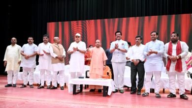 गोरखपुर में मुख्यमंत्री योगी आदित्यनाथ ने बाढ़, अतिवृष्टि, ओलावृष्टि और चक्रवात से प्रभावित 9,18,091 किसानों के बैंक खातों में डीबीटी के माध्यम से 493 करोड़ रुपये की कृषि निवेश अनुदान राशि भेजी। सरकार ने मकान, पशुधन और फसल क्षति के लिए राहत देने के साथ आपदा प्रभावित परिवारों की मदद का भरोसा दिलाया। मुख्यमंत्री ने 15 अक्टूबर से प्रभावित जिलों में धान और मोटे अनाज की खरीद शुरू करने की घोषणा की। किसानों को सीधे भुगतान सुनिश्चित किया जाएगा।