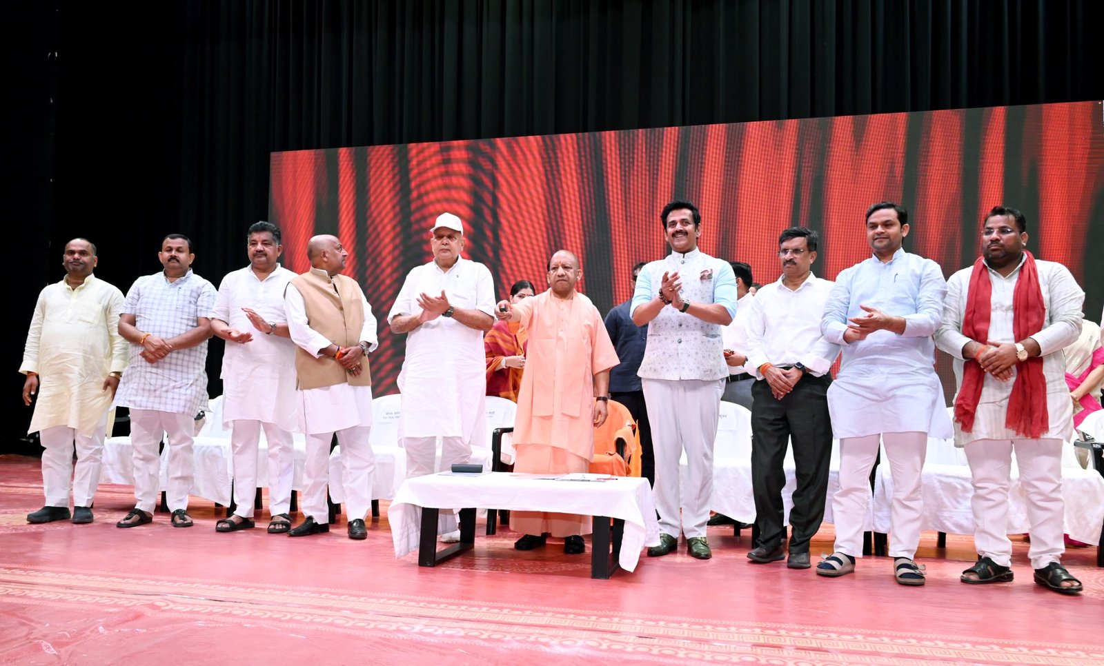 गोरखपुर में मुख्यमंत्री योगी आदित्यनाथ ने बाढ़, अतिवृष्टि, ओलावृष्टि और चक्रवात से प्रभावित 9,18,091 किसानों के बैंक खातों में डीबीटी के माध्यम से 493 करोड़ रुपये की कृषि निवेश अनुदान राशि भेजी। सरकार ने मकान, पशुधन और फसल क्षति के लिए राहत देने के साथ आपदा प्रभावित परिवारों की मदद का भरोसा दिलाया। मुख्यमंत्री ने 15 अक्टूबर से प्रभावित जिलों में धान और मोटे अनाज की खरीद शुरू करने की घोषणा की। किसानों को सीधे भुगतान सुनिश्चित किया जाएगा।