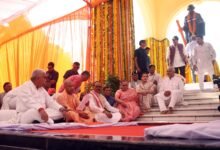मुख्यमंत्री योगी आदित्यनाथ ने महात्मा गांधी की 157वीं जयंती पर स्वदेशी, स्वावलंबन और आत्मनिर्भर भारत के महत्व को रेखांकित किया। उन्होंने कहा कि बापू का चरखा देश की आत्मनिर्भरता का प्रतीक था और उत्तर प्रदेश की वन डिस्ट्रिक्ट-वन प्रोडक्ट योजना स्थानीय उत्पादों को वैश्विक पहचान दिला रही है। सीएम ने स्वच्छ भारत अभियान, ग्राम सचिवालय और ग्राम स्वराज की चर्चा करते हुए लाल बहादुर शास्त्री के ‘जय जवान-जय किसान’ मंत्र को भी याद किया।
