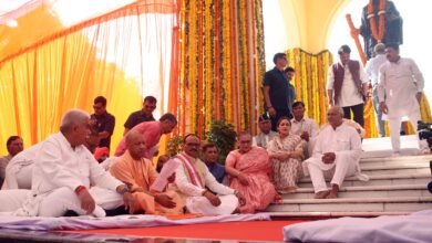 मुख्यमंत्री योगी आदित्यनाथ ने महात्मा गांधी की 157वीं जयंती पर स्वदेशी, स्वावलंबन और आत्मनिर्भर भारत के महत्व को रेखांकित किया। उन्होंने कहा कि बापू का चरखा देश की आत्मनिर्भरता का प्रतीक था और उत्तर प्रदेश की वन डिस्ट्रिक्ट-वन प्रोडक्ट योजना स्थानीय उत्पादों को वैश्विक पहचान दिला रही है। सीएम ने स्वच्छ भारत अभियान, ग्राम सचिवालय और ग्राम स्वराज की चर्चा करते हुए लाल बहादुर शास्त्री के ‘जय जवान-जय किसान’ मंत्र को भी याद किया।