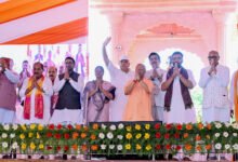 गोरखपुर में मुख्यमंत्री योगी आदित्यनाथ ने शिक्षक सम्मेलन में समाजवादी पार्टी और उसके PDA फॉर्मूले पर तीखा हमला बोला। उन्होंने सपा की राजनीति को परिवार और धनकुबेरों तक सीमित बताते हुए शिक्षा, सुरक्षा और नियुक्तियों के मुद्दे पर विपक्ष को घेरा। सीएम योगी ने कैशलेस चिकित्सा सुविधा, दुर्घटना बीमा, पेंशन योजना, शिक्षामित्रों के मानदेय और विद्यालयों के कायाकल्प का उल्लेख किया। सम्मेलन में भाजपा प्रत्याशी ध्रुव कुमार त्रिपाठी के समर्थन में शिक्षकों से मतदान की अपील भी की गई।
