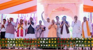 गोरखपुर में मुख्यमंत्री योगी आदित्यनाथ ने शिक्षक सम्मेलन में समाजवादी पार्टी और उसके PDA फॉर्मूले पर तीखा हमला बोला। उन्होंने सपा की राजनीति को परिवार और धनकुबेरों तक सीमित बताते हुए शिक्षा, सुरक्षा और नियुक्तियों के मुद्दे पर विपक्ष को घेरा। सीएम योगी ने कैशलेस चिकित्सा सुविधा, दुर्घटना बीमा, पेंशन योजना, शिक्षामित्रों के मानदेय और विद्यालयों के कायाकल्प का उल्लेख किया। सम्मेलन में भाजपा प्रत्याशी ध्रुव कुमार त्रिपाठी के समर्थन में शिक्षकों से मतदान की अपील भी की गई।